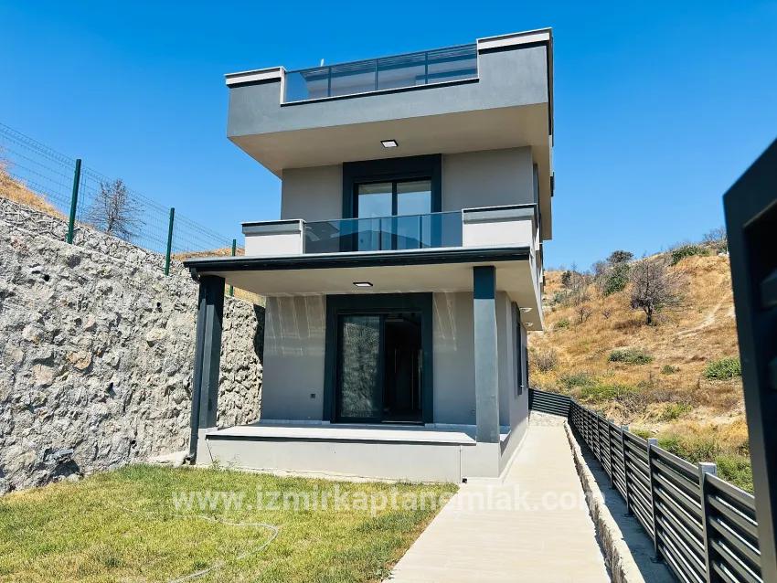 3+1 Bedroom Summerhouse For sale in Atatürk Nbh. Seferihisar Doğanbey - 150 m²