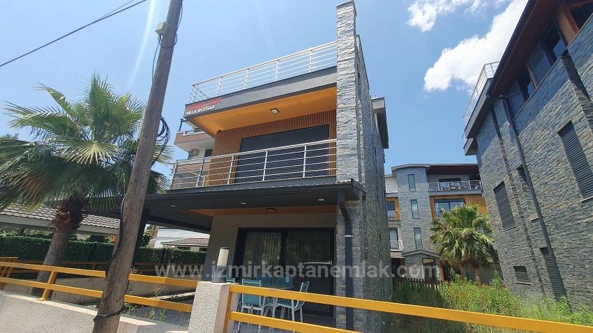 3+1 Villa With Pool And Garden For Sale On The Sea Side In Seferihisar Payamlı