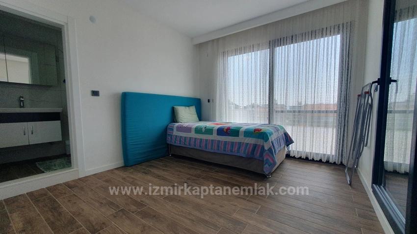 3+1 Villa With Pool And Garden For Sale On The Sea Side In Seferihisar Payamlı