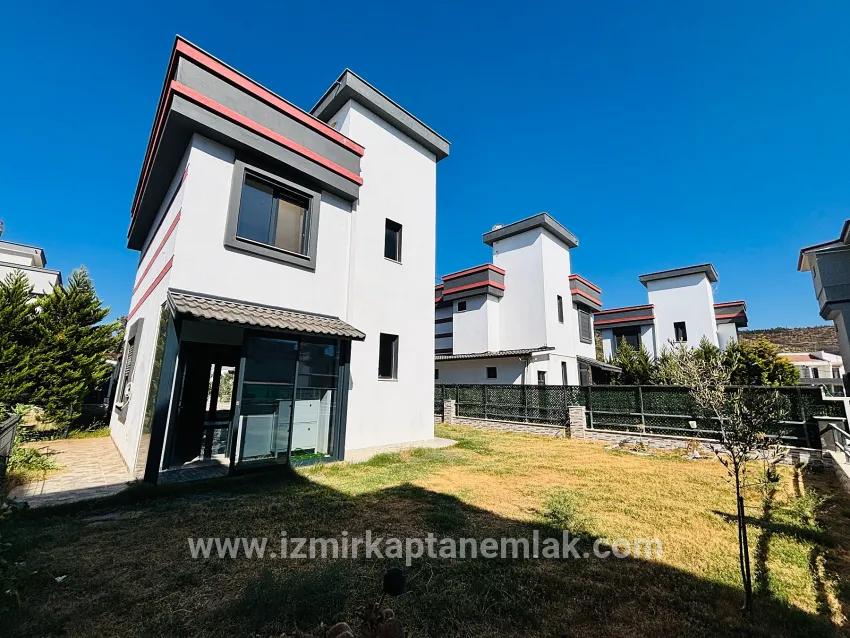 3+1 Bedroom Summerhouse For sale in Cumhuriyet Nbh. Seferihisar Doğanbey - 180 m²