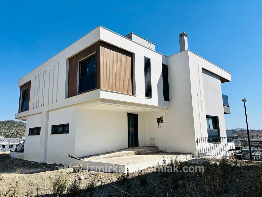 3+2 Bedroom Villa For sale in Turabiye Nbh. Seferihisar - 240 m²