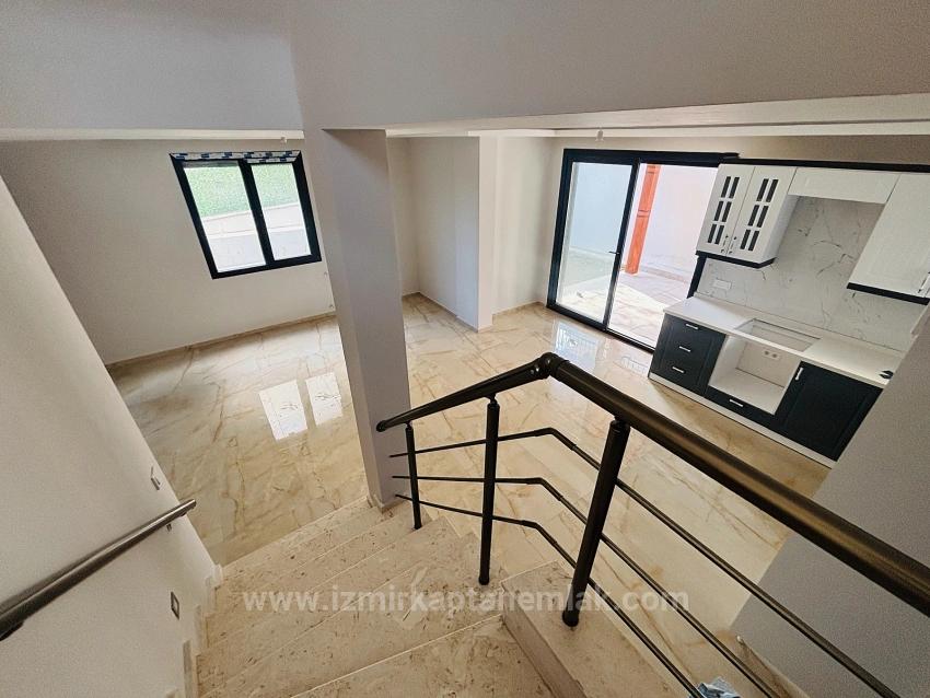 4+1 Villa For Sale With Sea View And Condominium In Seferihisar Doğanbey