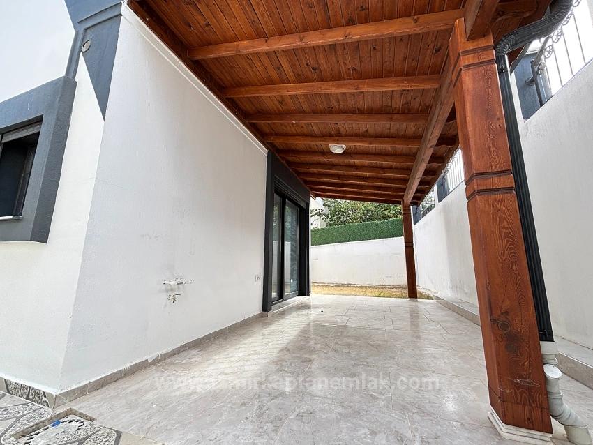 4+1 Villa For Sale With Sea View And Condominium In Seferihisar Doğanbey