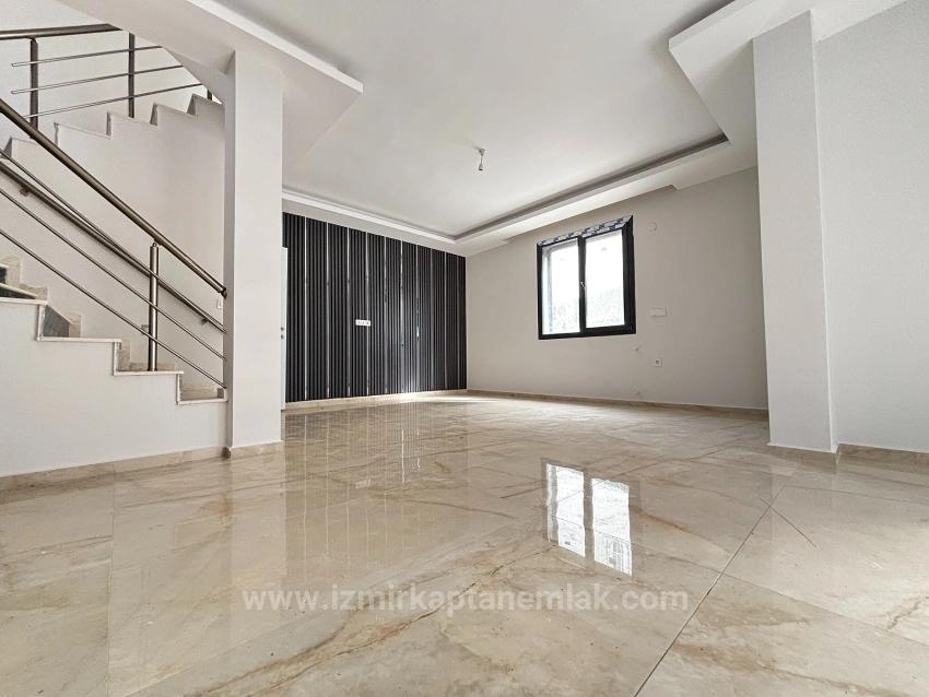 4+1 Villa For Sale With Sea View And Condominium In Seferihisar Doğanbey