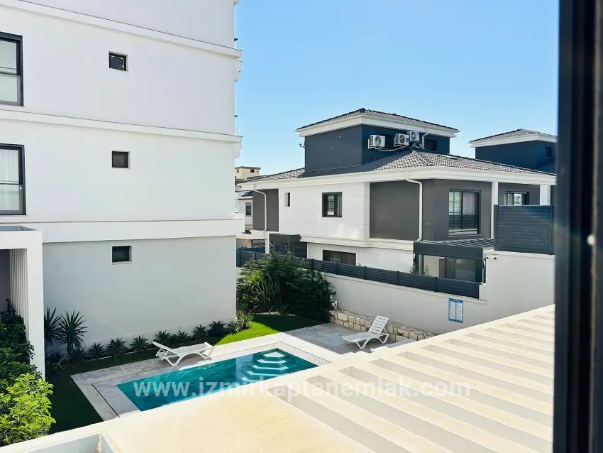 2+1 Bedroom Apartment For sale in Necat Hepkon Nbh. Seferihisar - 110 m²