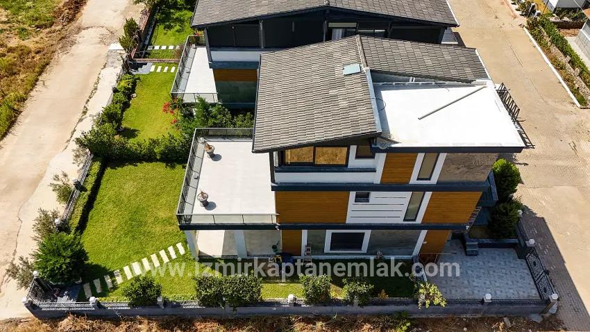 4+1 Bedroom Summerhouse For sale in Payamlı Nbh. Seferihisar Doğanbey - 300 m²