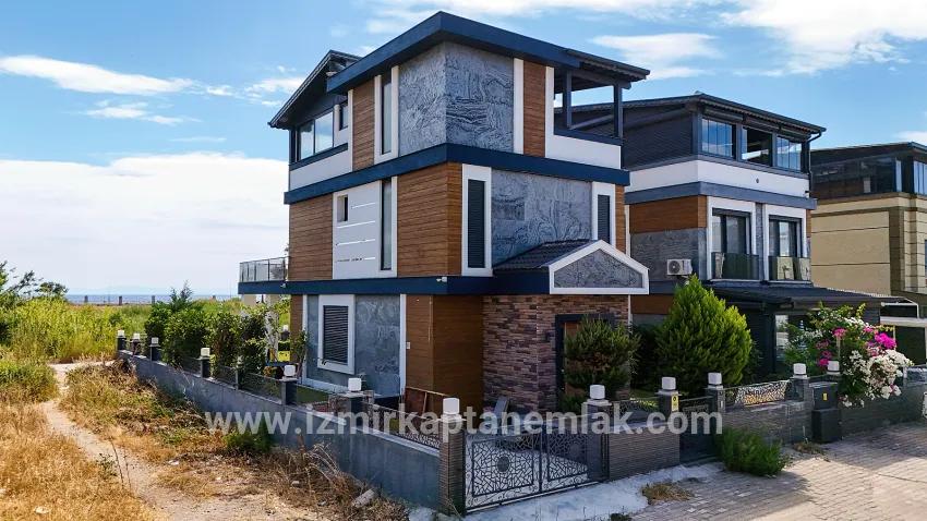 4+1 Bedroom Summerhouse For sale in Payamlı Nbh. Seferihisar Doğanbey - 300 m²