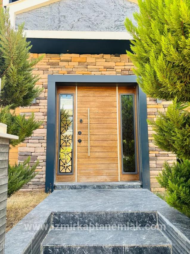 4+1 Bedroom Summerhouse For sale in Payamlı Nbh. Seferihisar Doğanbey - 300 m²