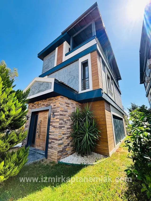 4+1 Bedroom Summerhouse For sale in Payamlı Nbh. Seferihisar Doğanbey - 300 m²
