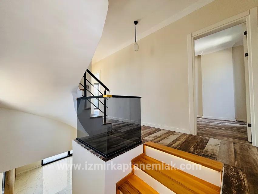 4+1 Bedroom Summerhouse For sale in Payamlı Nbh. Seferihisar Doğanbey - 300 m²