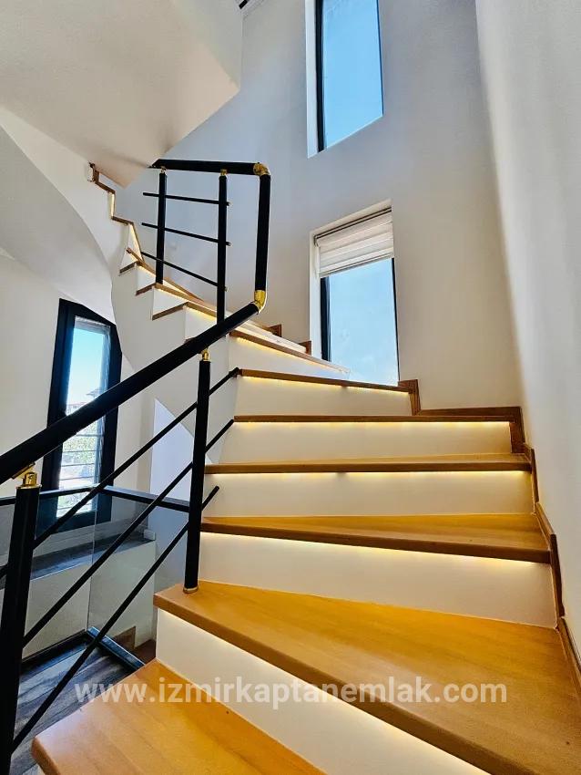 4+1 Bedroom Summerhouse For sale in Payamlı Nbh. Seferihisar Doğanbey - 300 m²