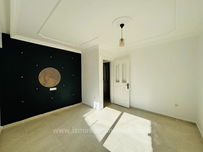 2+1 Flat For Sale With Garden In Seferihisar Ürkmez Central Location