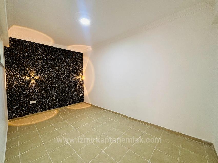 2+1 Flat For Sale With Garden In Seferihisar Ürkmez Central Location