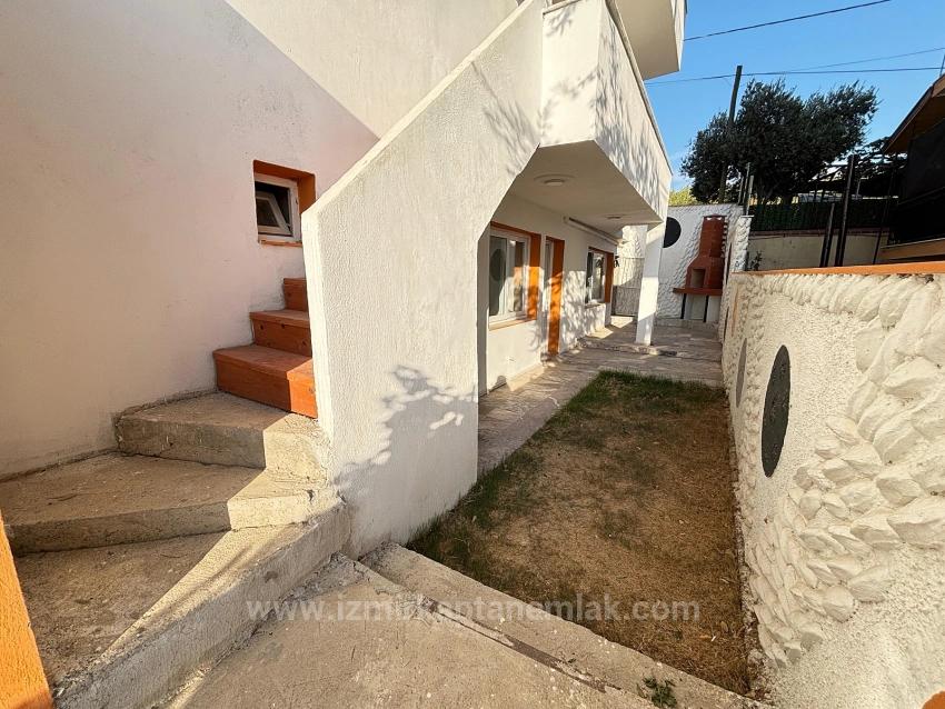 2+1 Flat For Sale With Garden In Seferihisar Ürkmez Central Location