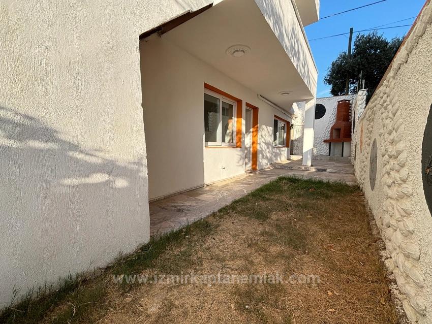 2+1 Flat For Sale With Garden In Seferihisar Ürkmez Central Location