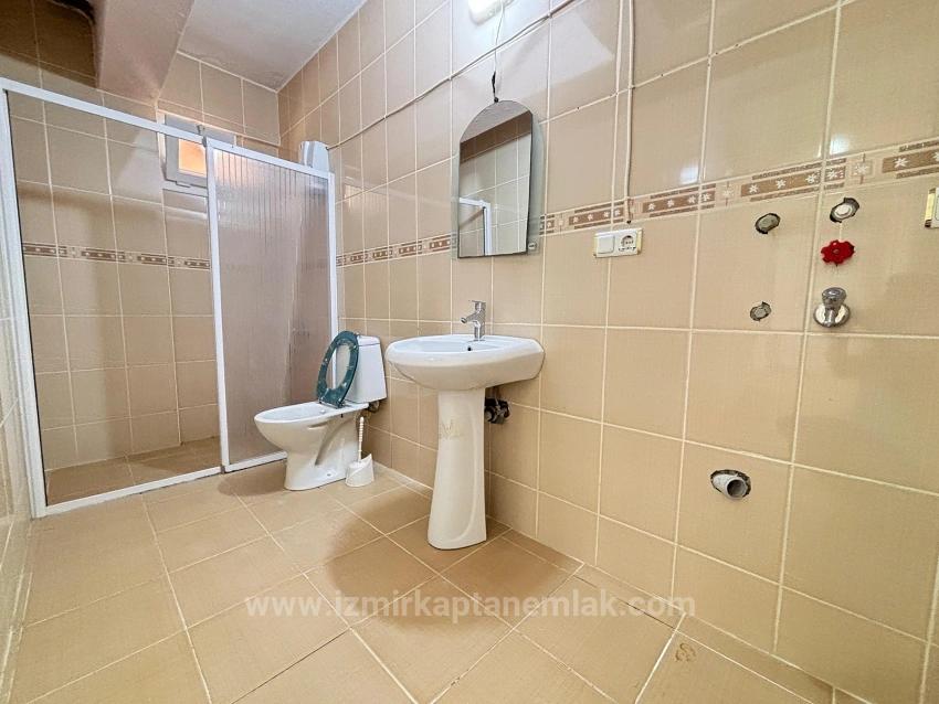 2+1 Flat For Sale With Garden In Seferihisar Ürkmez Central Location