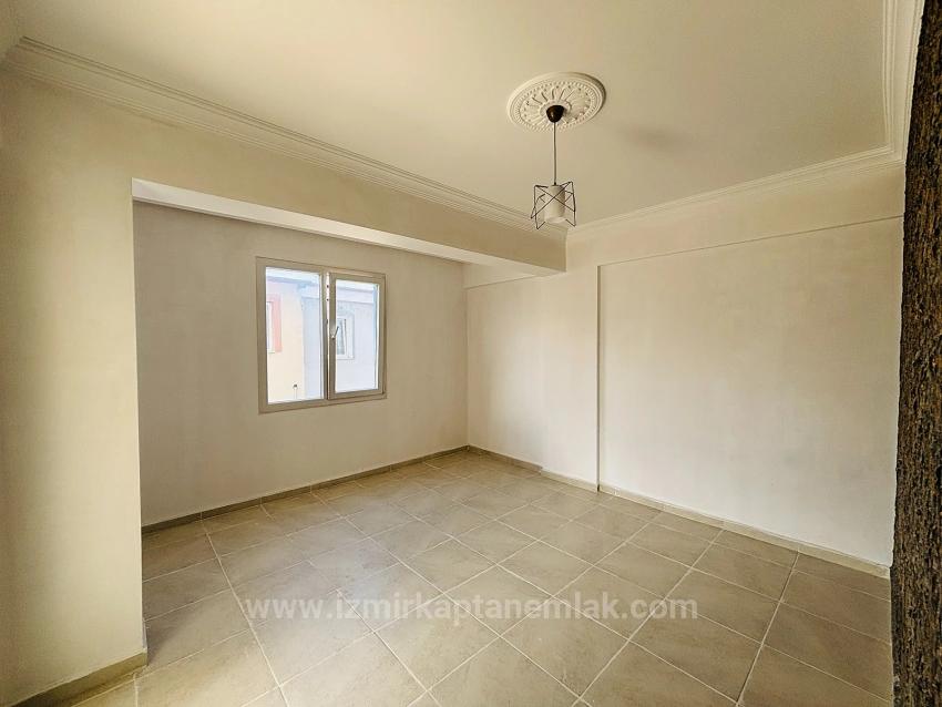 2+1 Apartment For Sale In Seferihisar Ürkmez With Separate Kitchen And Garden, No Expenses