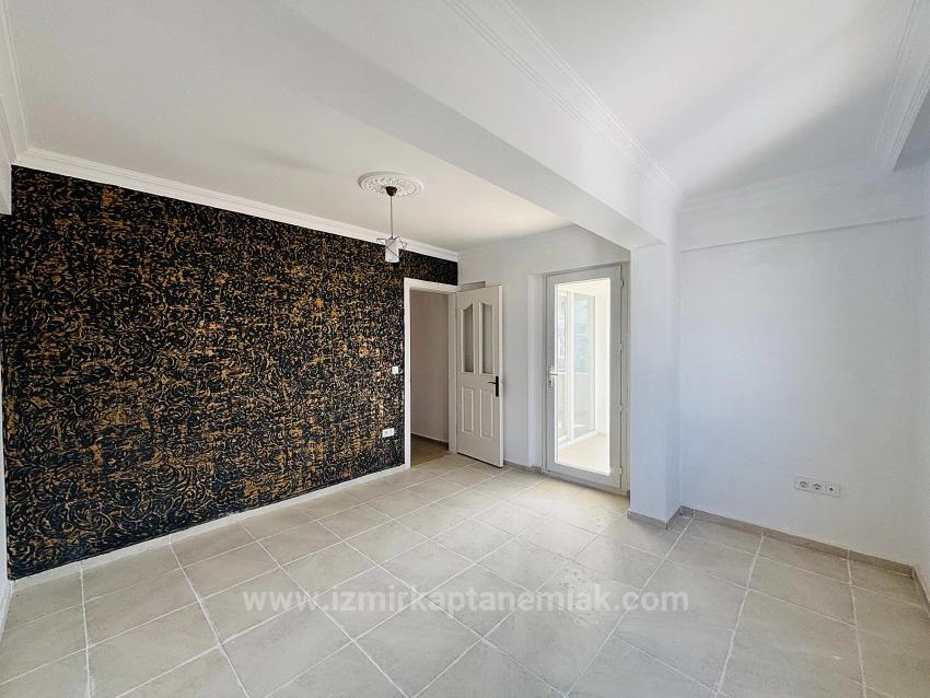 2+1 Apartment For Sale In Seferihisar Ürkmez With Separate Kitchen And Garden, No Expenses