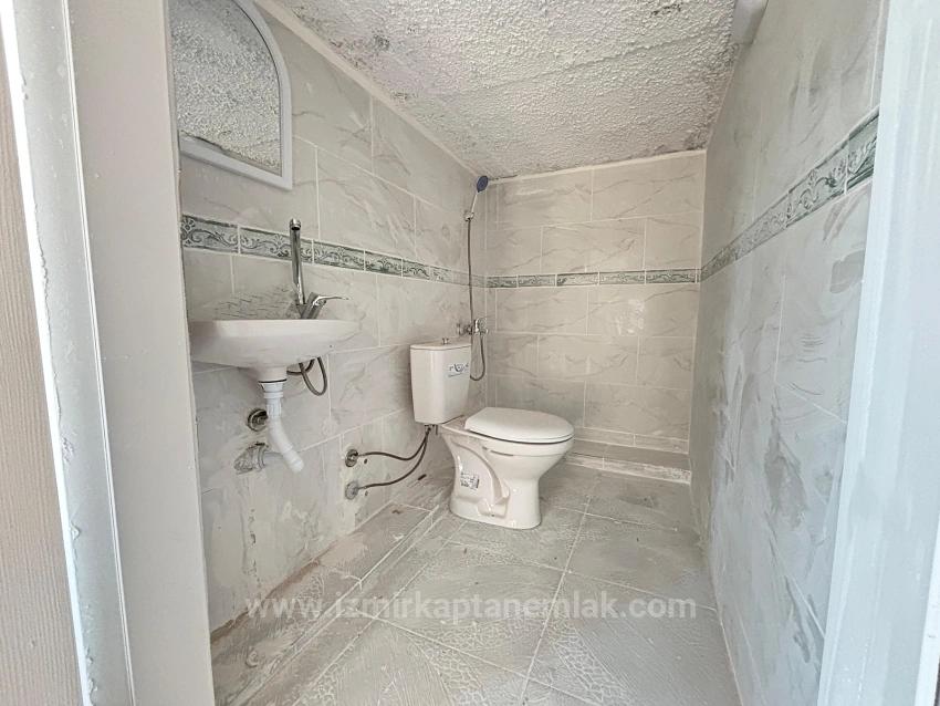 2+1 Apartment For Sale In Seferihisar Ürkmez With Separate Kitchen And Garden, No Expenses