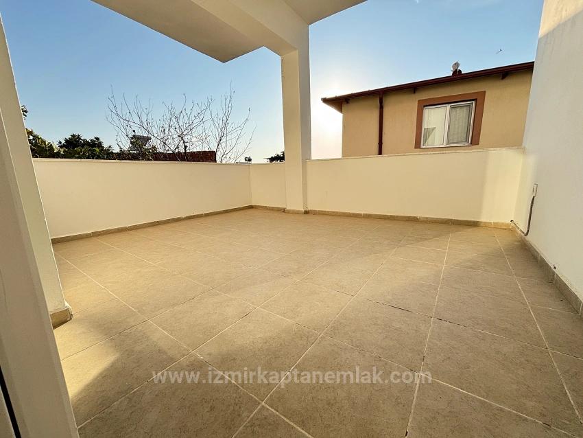 2+1 Apartment For Sale In Seferihisar Ürkmez With Separate Kitchen And Garden, No Expenses