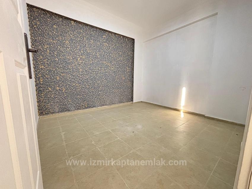 2+1 Apartment For Sale In Seferihisar Ürkmez With Separate Kitchen And Garden, No Expenses
