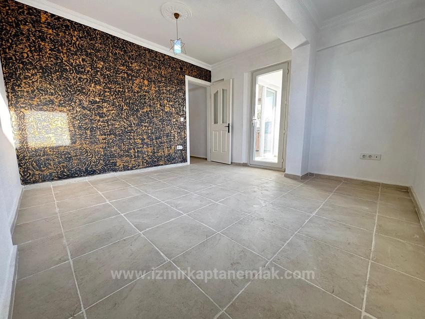 2+1 Apartment For Sale In Seferihisar Ürkmez With Separate Kitchen And Garden, No Expenses