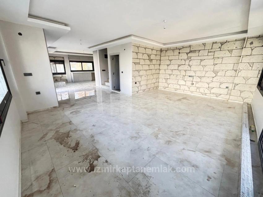 Large And Spacious 6+2 Triplex For Sale In Seferihisar Payamlı Center