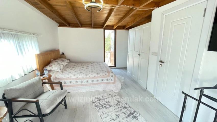 Spacious 3+1 Villa For Sale With Parking And Large Garden In Seferihisar Doğanbey