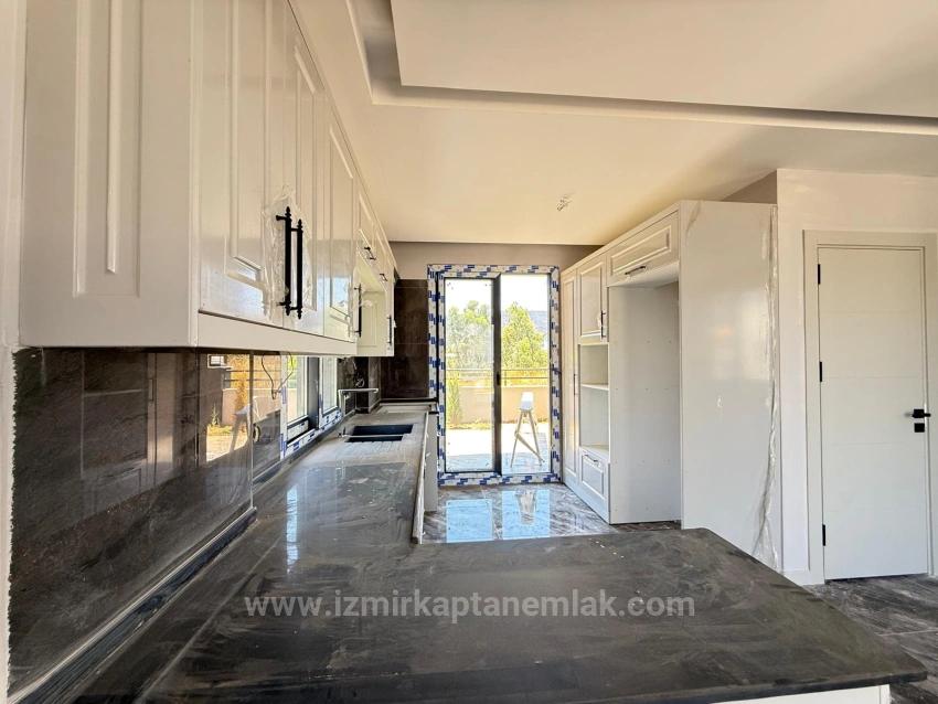 2+1 Villa With Independent Garden For Sale In Seferihisar Doğanbey
