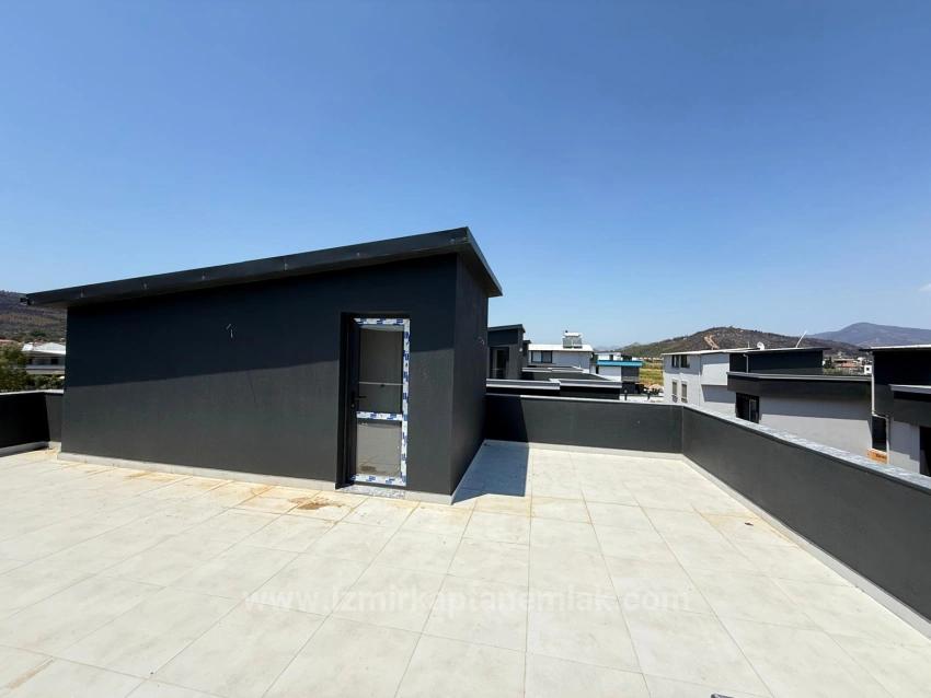 2+1 Villa With Independent Garden For Sale In Seferihisar Doğanbey