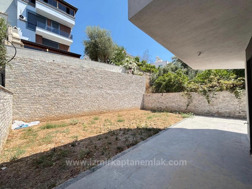 2+1 Villa For Sale With A Large Garden, 500 Meters From The Beach In Seferihisar Ürkmez