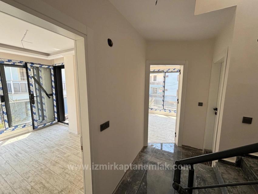 2+1 Villa For Sale With A Large Garden, 500 Meters From The Beach In Seferihisar Ürkmez