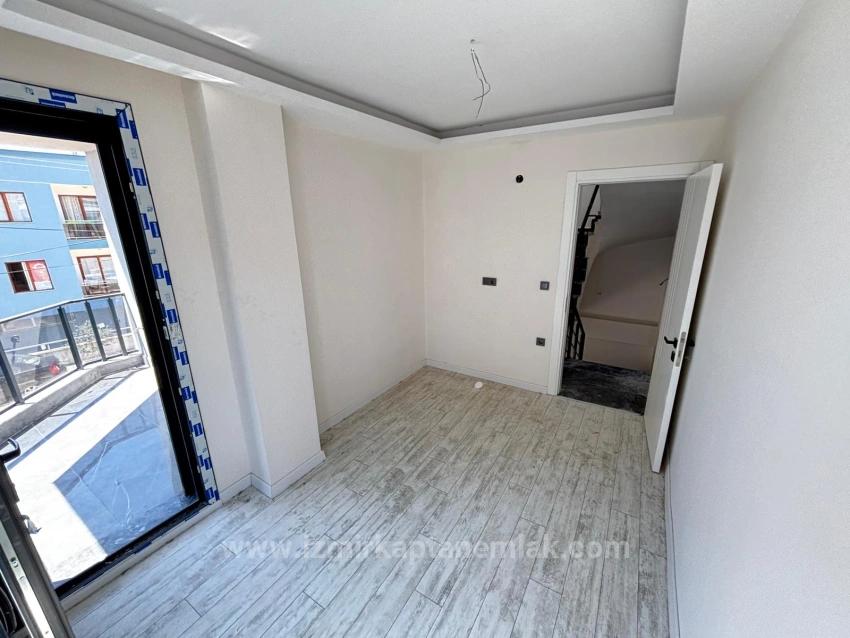 2+1 Villa For Sale With A Large Garden, 500 Meters From The Beach In Seferihisar Ürkmez