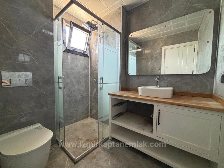 2+1 Villa For Sale With A Large Garden, 500 Meters From The Beach In Seferihisar Ürkmez