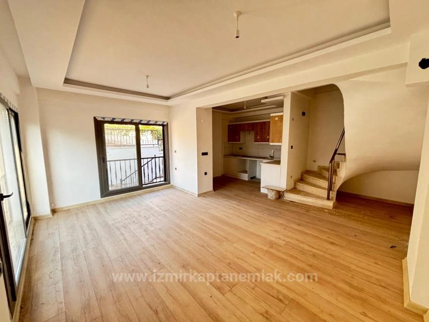2+1 Villa With Detached Entrance And Garden For Sale In Seferihisar Payamlı