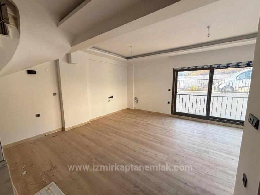 2+1 Villa With Detached Entrance And Garden For Sale In Seferihisar Payamlı