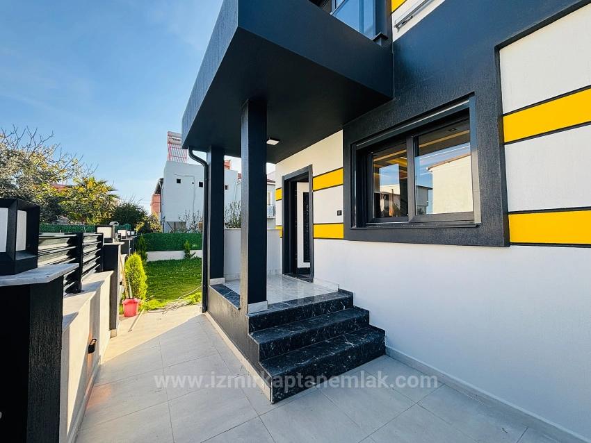 210M2 Independent Luxury Garden 3+1 Villa For Sale In Seferihisar Doğanbey