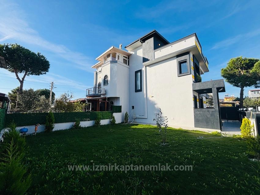 210M2 Independent Luxury Garden 3+1 Villa For Sale In Seferihisar Doğanbey