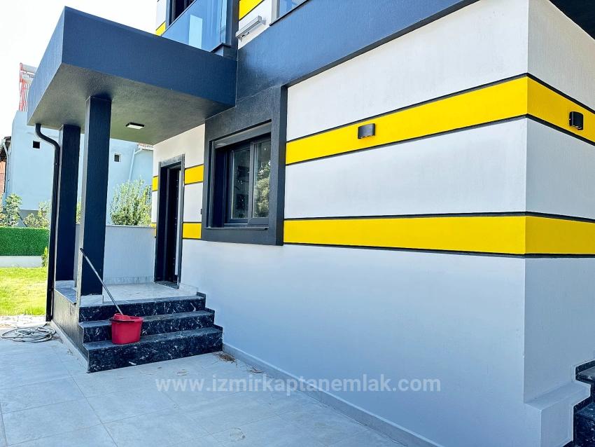 210M2 Independent Luxury Garden 3+1 Villa For Sale In Seferihisar Doğanbey