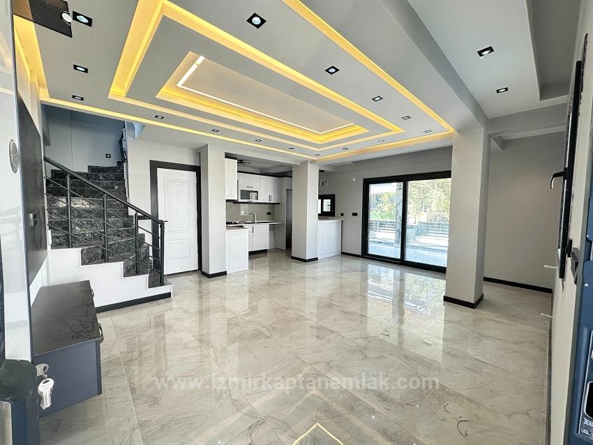 210M2 Independent Luxury Garden 3+1 Villa For Sale In Seferihisar Doğanbey