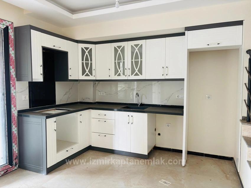 3+1 Villa With Large Garden For Sale In Seferihisar Doğanbey