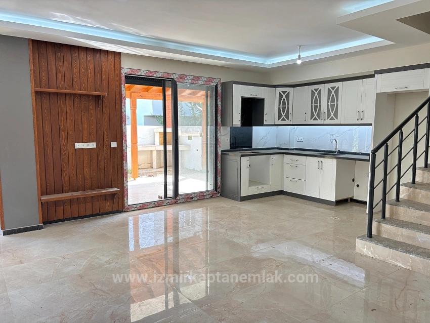 3+1 Villa With Large Garden For Sale In Seferihisar Doğanbey