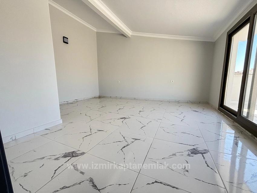 3+1 Villa For Sale In Menderes Özdere, 500 Meters From The Beach, With Parking And Large Garden