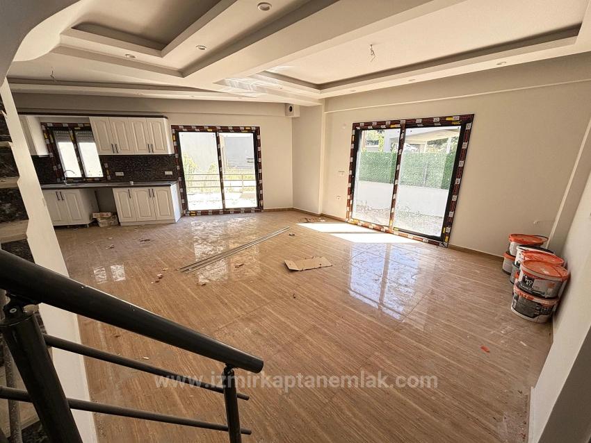 3+1 Villa For Sale In Menderes Özdere, Centrally Located, With Garden And Separate Kitchen