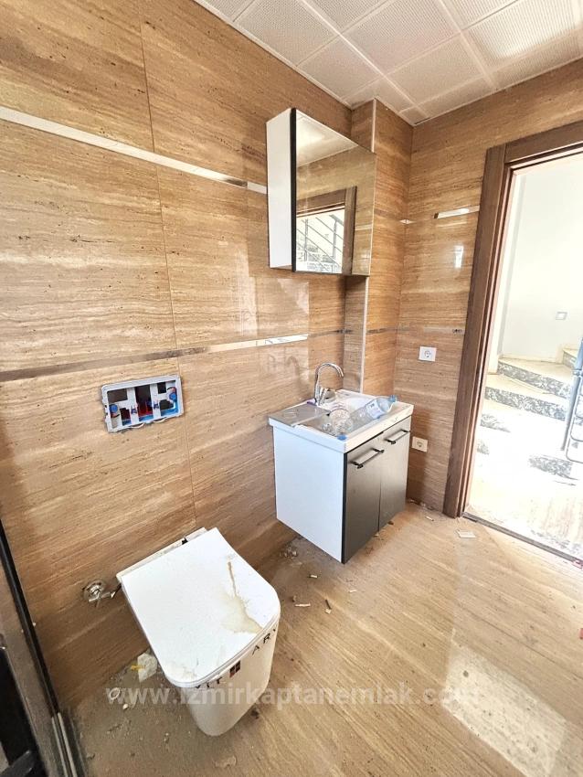 3+1 Villa For Sale In Menderes Özdere, Centrally Located, With Garden And Separate Kitchen