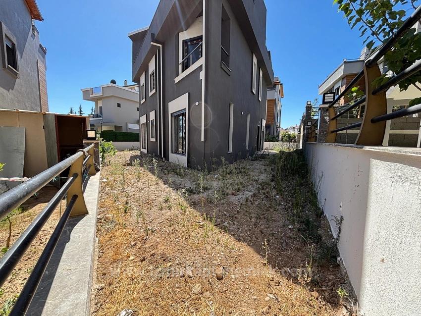 Spacious 3+1 Villa For Sale With Detached Entry In Menderes Özdere