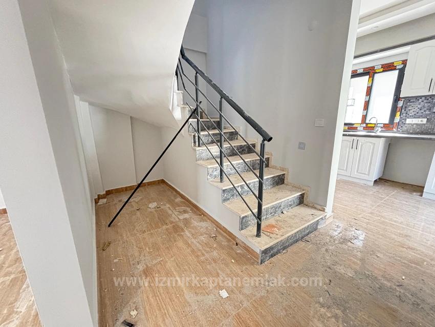 Spacious 3+1 Villa For Sale With Detached Entry In Menderes Özdere