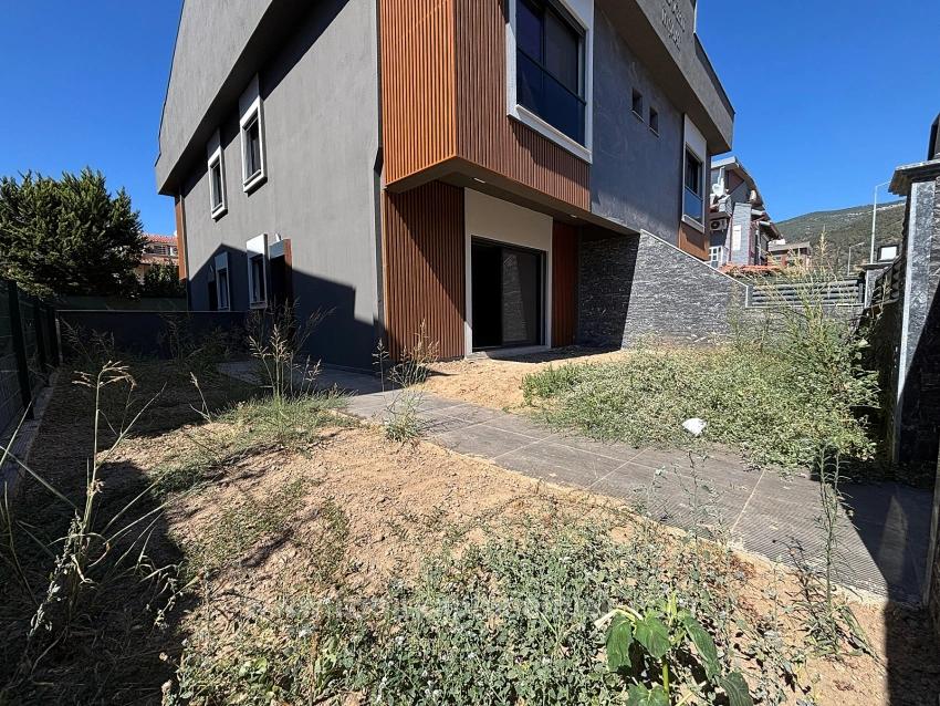 2+1 Villa For Sale In Menderes Özdere, 100 Meters From The Beach, With A Large Garden