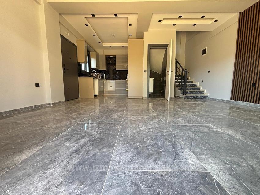 2+1 Villa For Sale In Menderes Özdere, 100 Meters From The Beach, With A Large Garden