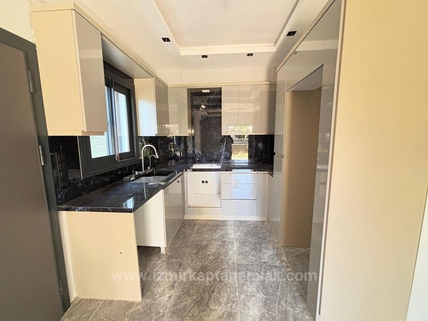 2+1 Villa For Sale In Menderes Özdere, 100 Meters From The Beach, With A Large Garden